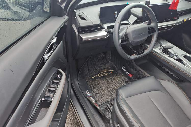 Used CHANGAN OSHAN Z6 2022 Blue Whale 1.5T DCT Smart Edition Urban Version Interior 2