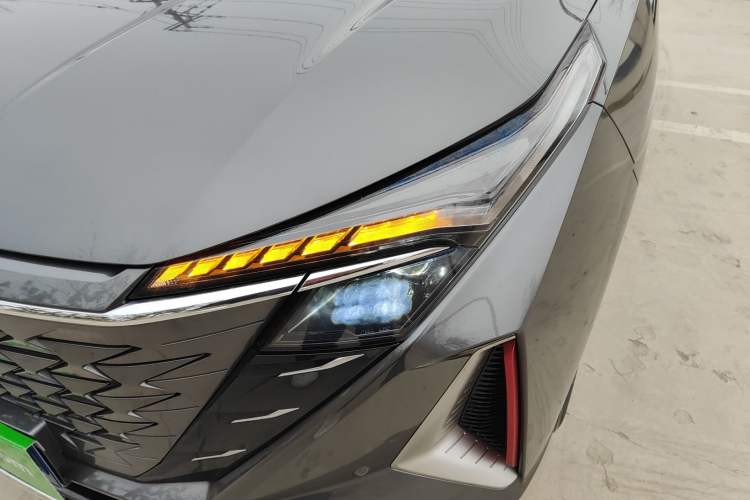 Used CHANGAN OSHAN Z6 2022 Blue Whale 1.5T DCT Smart Edition Urban Version Left Front Headlight