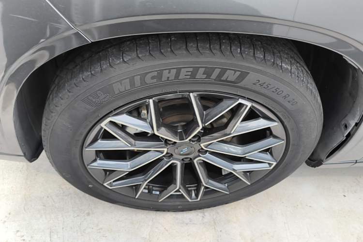 Used CHANGAN OSHAN Z6 2022 Blue Whale 1.5T DCT Smart Navigation Model Left Front Wheel Hub