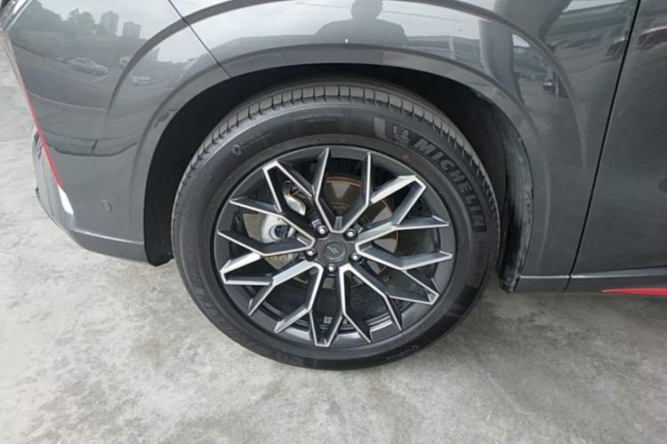 Used CHANGAN OSHAN Z6 2022 Blue Whale 1.5T DCT Smart Navigation Model Left Front Wheel Hub