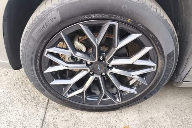 Used CHANGAN OSHAN Z6 2022 Blue Whale 1.5T DCT Smart Navigation Model Left Front Wheel Hub