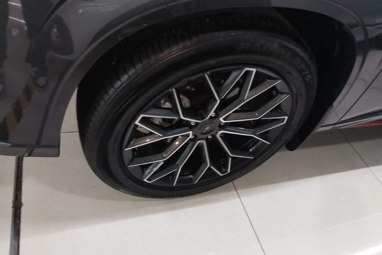 Used CHANGAN OSHAN Z6 2022 Blue Whale 1.5T DCT Smart Edition Left Front Wheel Hub