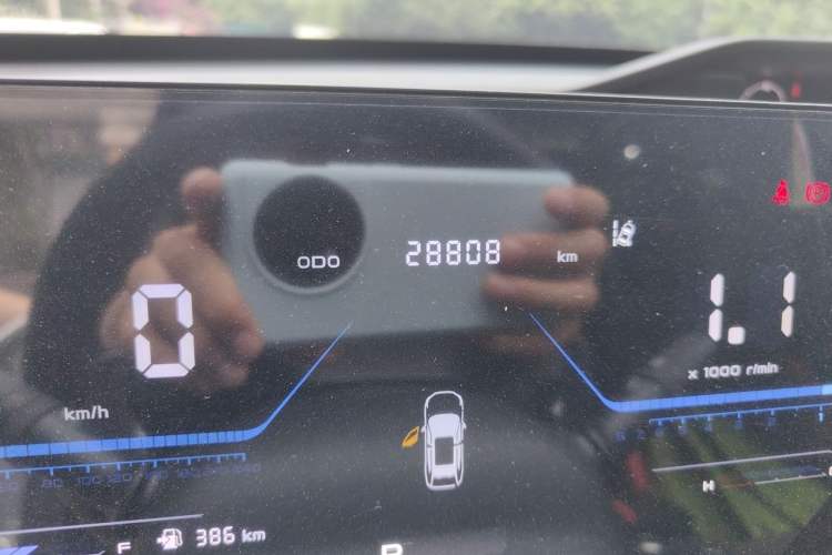 Used CHANGAN OSHAN Z6 2022 Blue Whale 1.5T DCT Luxury Model Odometer Close Up