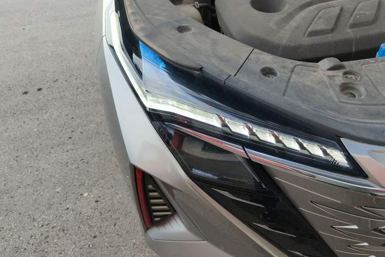 Used CHANGAN OSHAN Z6 2022 Blue Whale 1.5T DCT Smart Navigation Model Right Front Headlight
