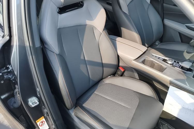 Used CHANGAN OSHAN Z6 2022 Blue Whale 1.5T DCT Smart Edition Urban Version Right Front Seat