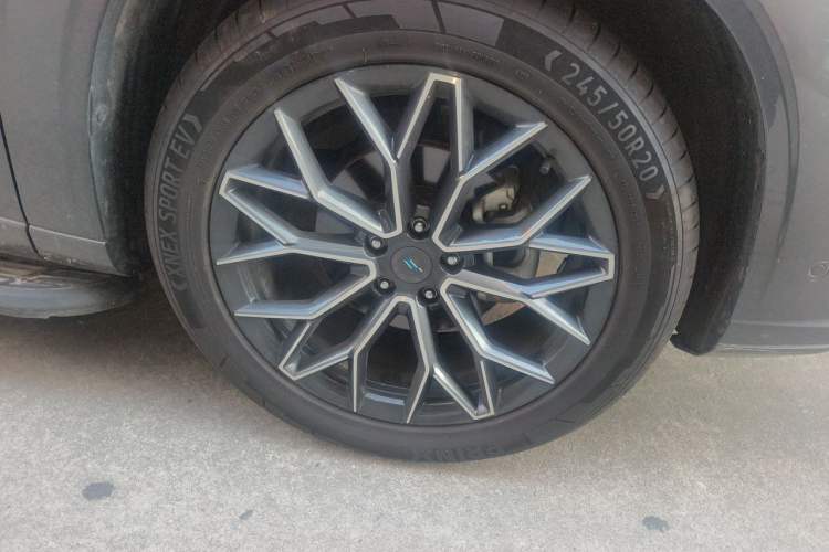 Used CHANGAN OSHAN Z6 2022 Blue Whale 1.5T DCT Smart Edition Right Front Wheel Hub