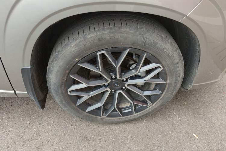 Used CHANGAN OSHAN Z6 2022 Blue Whale 1.5T DCT Smart Navigation Model Right Front Wheel Hub
