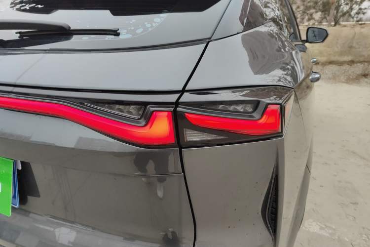 Used CHANGAN OSHAN Z6 2022 Blue Whale 1.5T DCT Smart Edition Urban Version Right Rear Taillight