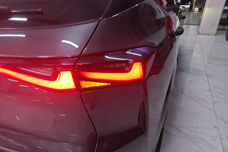 Used CHANGAN OSHAN Z6 2022 Blue Whale 1.5T DCT Smart Edition Urban Version Right Rear Taillight