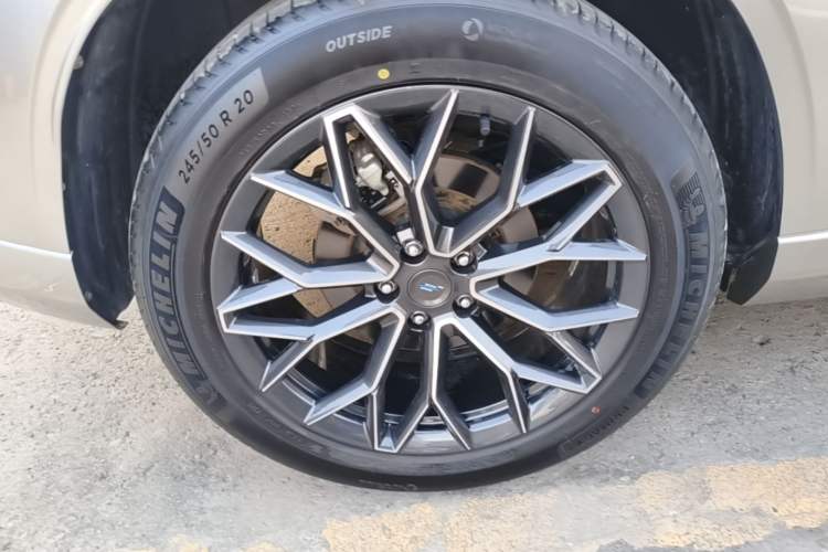 Used CHANGAN OSHAN Z6 2022 Blue Whale 1.5T DCT Smart Navigation Model Right Rear Wheel Hub