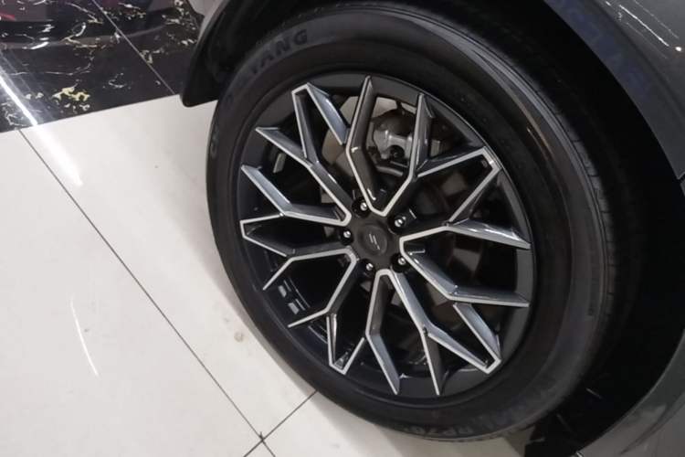 Used CHANGAN OSHAN Z6 2022 Blue Whale 1.5T DCT Smart Edition Right Rear Wheel Hub