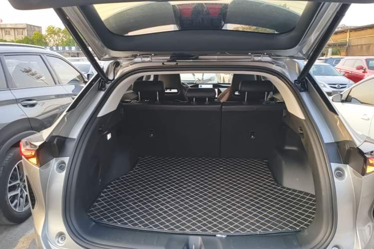 Used CHANGAN OSHAN Z6 2022 Blue Whale 1.5T DCT Smart Navigation Model Trunk