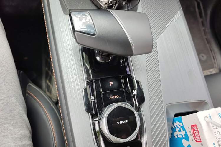Used CHANGAN OSHAN Z6 2022 Blue Whale 1.5T DCT Smart Edition Urban Version Gear Lever