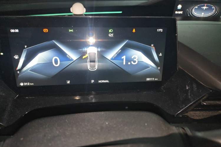 Used CHANGAN OSHAN Z6 2022 Blue Whale 1.5T DCT Smart Navigation Model Odometer Close Up
