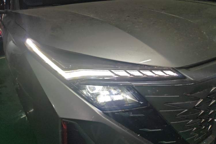 Used CHANGAN OSHAN Z6 2022 Blue Whale 1.5T DCT Smart Navigation Model Right Front Headlight