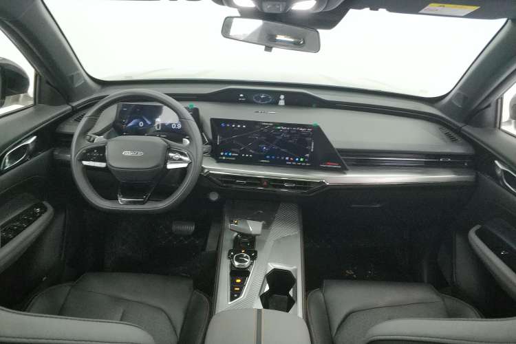 Used CHANGAN OSHAN Z6 2022 Blue Whale 1.5T DCT Smart Edition Urban Version Center Console