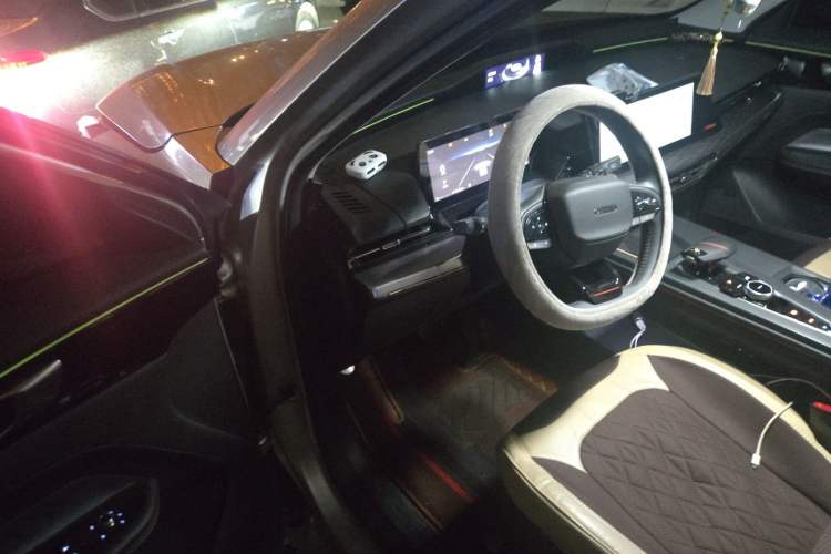 Used CHANGAN OSHAN Z6 2022 Blue Whale 1.5T DCT Smart Navigation Model Driver Seat