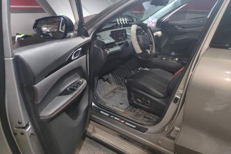 Used CHANGAN OSHAN Z6 2022 Blue Whale 1.5T DCT Smart Navigation Model Driver Seat