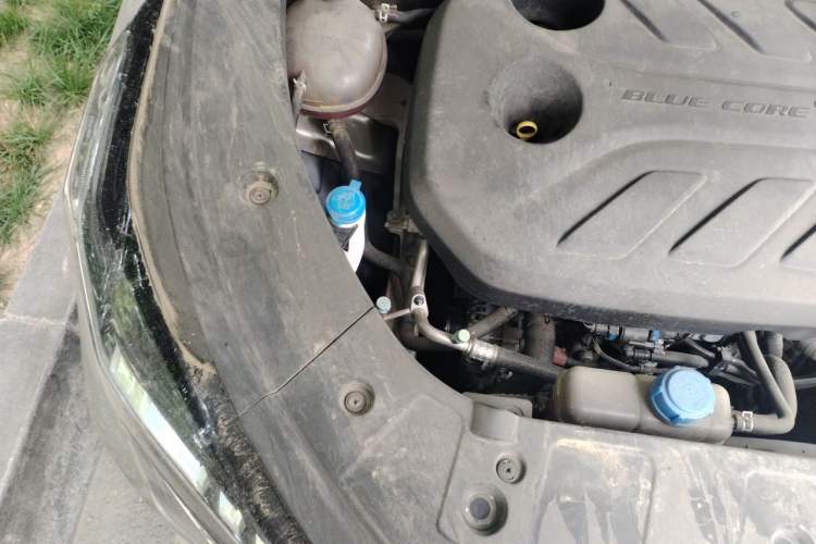 Used CHANGAN OSHAN Z6 2022 Blue Whale 1.5T DCT Smart Navigation Model Engine Bay Right