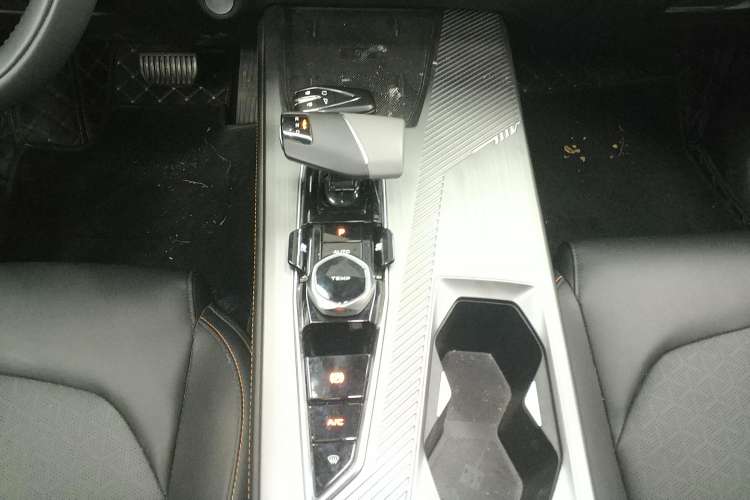 Used CHANGAN OSHAN Z6 2022 Blue Whale 1.5T DCT Smart Edition Urban Version Gear Lever
