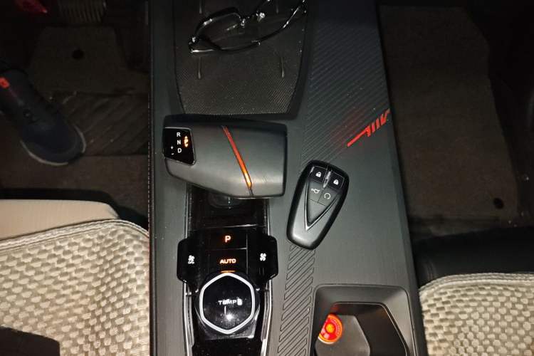 Used CHANGAN OSHAN Z6 2022 Blue Whale 1.5T DCT Smart Edition Gear Lever