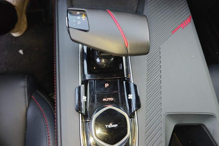 Used CHANGAN OSHAN Z6 2022 Blue Whale 1.5T DCT Smart Edition Gear Lever