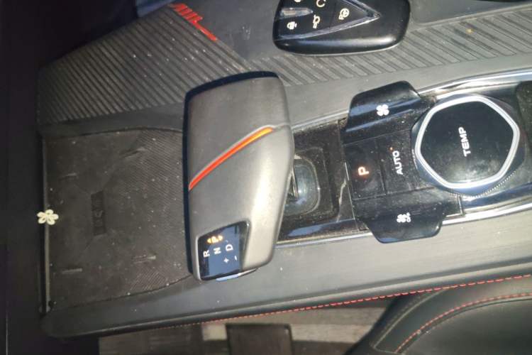Used CHANGAN OSHAN Z6 2022 Blue Whale 1.5T DCT Smart Navigation Model Gear Lever