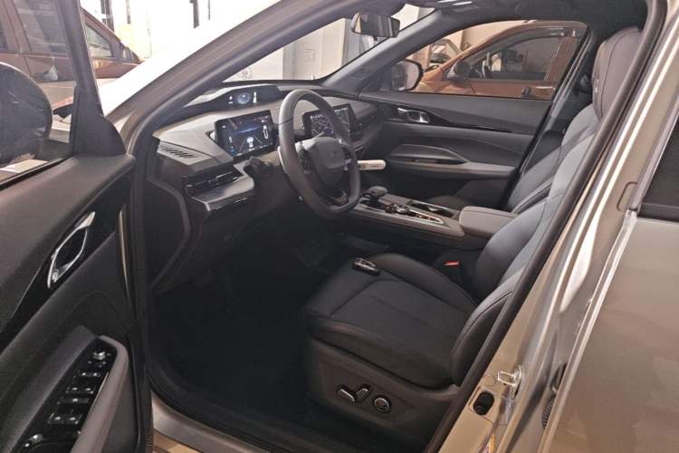 Used CHANGAN OSHAN Z6 2022 Blue Whale 1.5T DCT Smart Edition Urban Version Left Front Seat