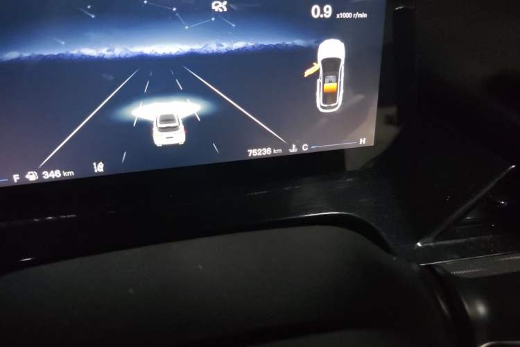 Used CHANGAN OSHAN Z6 2022 Blue Whale 1.5T DCT Smart Edition Odometer Close Up