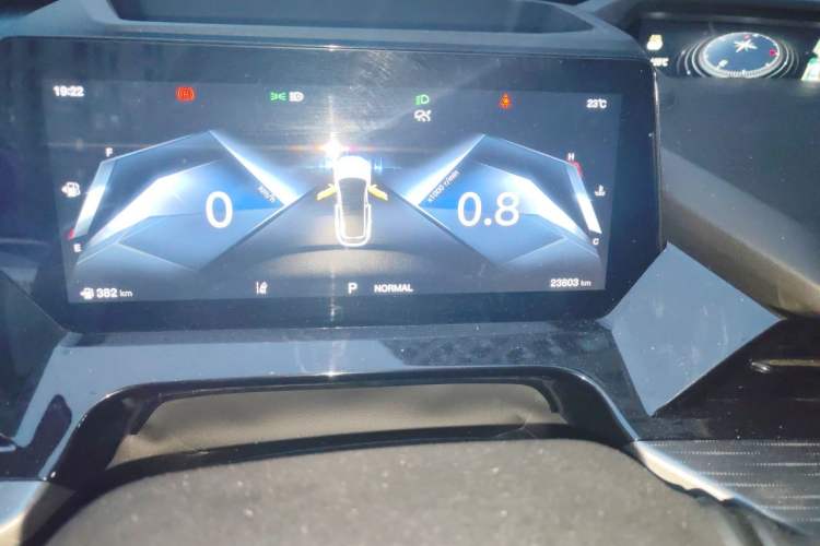Used CHANGAN OSHAN Z6 2022 Blue Whale 1.5T DCT Smart Navigation Model Odometer Close Up