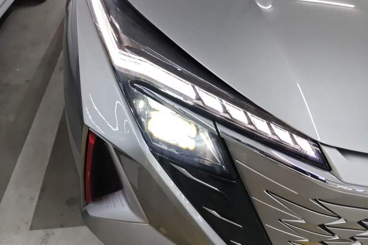 Used CHANGAN OSHAN Z6 2022 Blue Whale 1.5T DCT Luxury Model Right Front Headlight