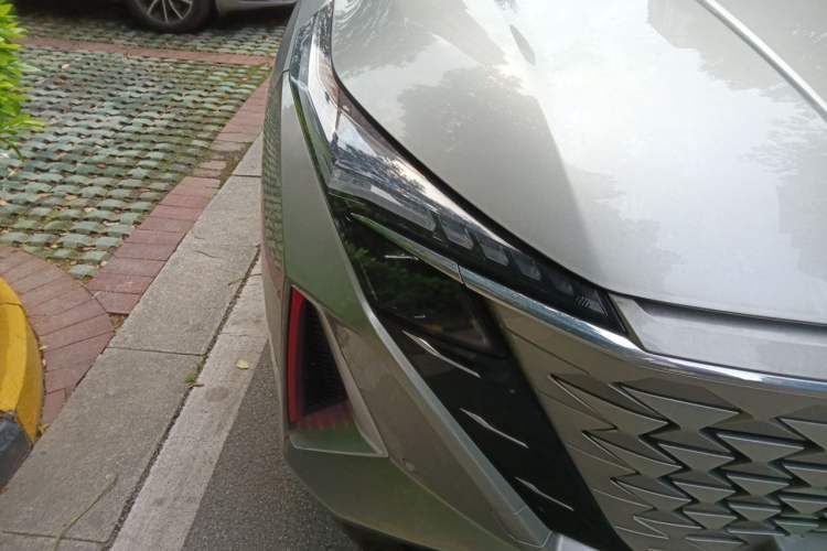 Used CHANGAN OSHAN Z6 2022 Blue Whale 1.5T DCT Smart Edition Right Front Headlight