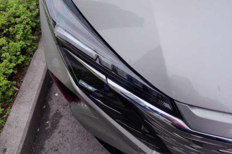 Used CHANGAN OSHAN Z6 2022 Blue Whale 1.5T DCT Smart Edition Right Front Headlight