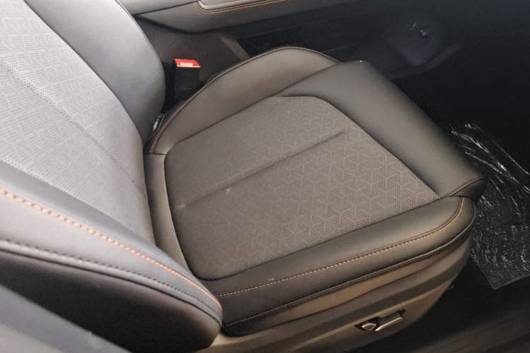 Used CHANGAN OSHAN Z6 2022 Blue Whale 1.5T DCT Smart Edition Urban Version Right Front Seat