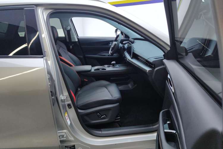 Used CHANGAN OSHAN Z6 2022 Blue Whale 1.5T DCT Smart Edition Urban Version Right Front Seat