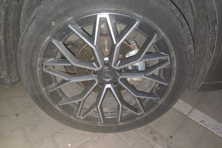 Used CHANGAN OSHAN Z6 2022 Blue Whale 1.5T DCT Smart Navigation Model Right Front Wheel Hub