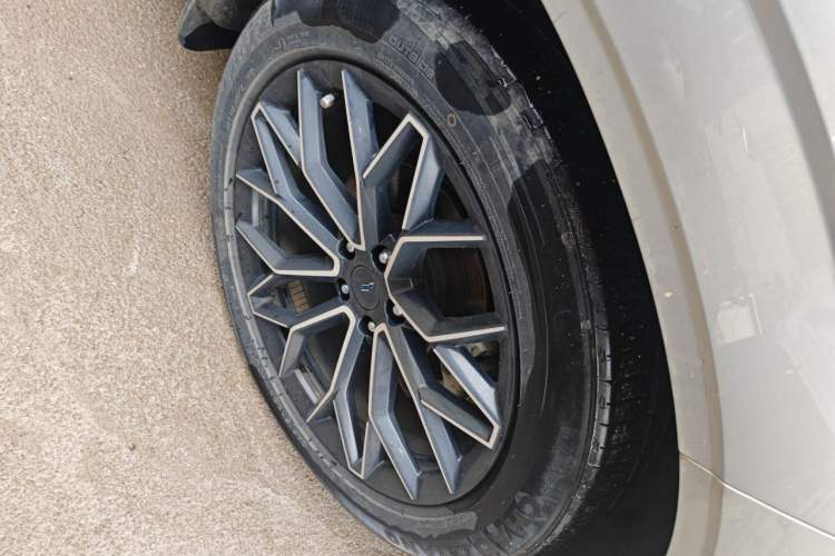 Used CHANGAN OSHAN Z6 2022 Blue Whale 1.5T DCT Smart Edition Right Front Wheel Hub