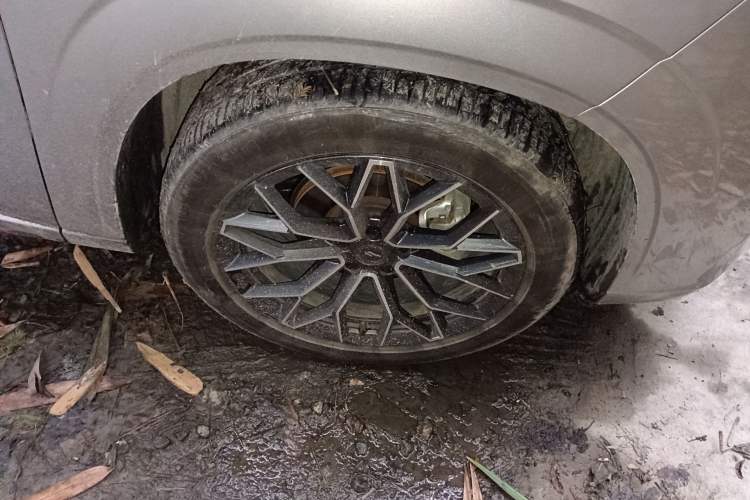 Used CHANGAN OSHAN Z6 2022 Blue Whale 1.5T DCT Smart Edition Right Front Wheel Hub