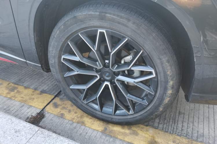 Used CHANGAN OSHAN Z6 2022 Blue Whale 1.5T DCT Smart Edition Right Front Wheel Hub