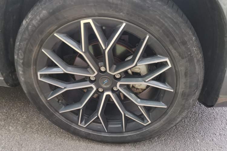 Used CHANGAN OSHAN Z6 2022 Blue Whale 1.5T DCT Smart Edition Right Front Wheel Hub