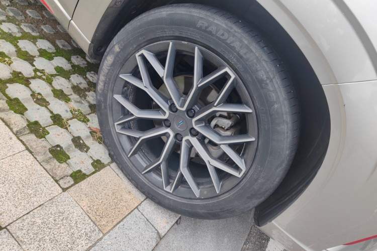 Used CHANGAN OSHAN Z6 2022 Blue Whale 1.5T DCT Smart Edition Right Front Wheel Hub
