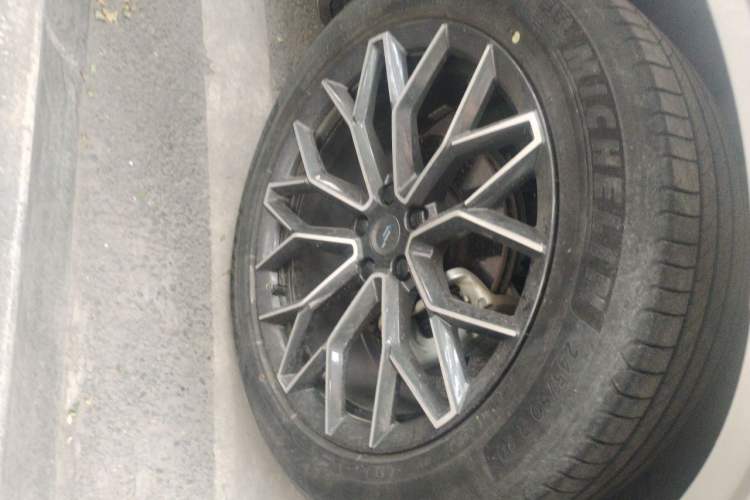 Used CHANGAN OSHAN Z6 2022 Blue Whale 1.5T DCT Smart Navigation Model Right Front Wheel Hub