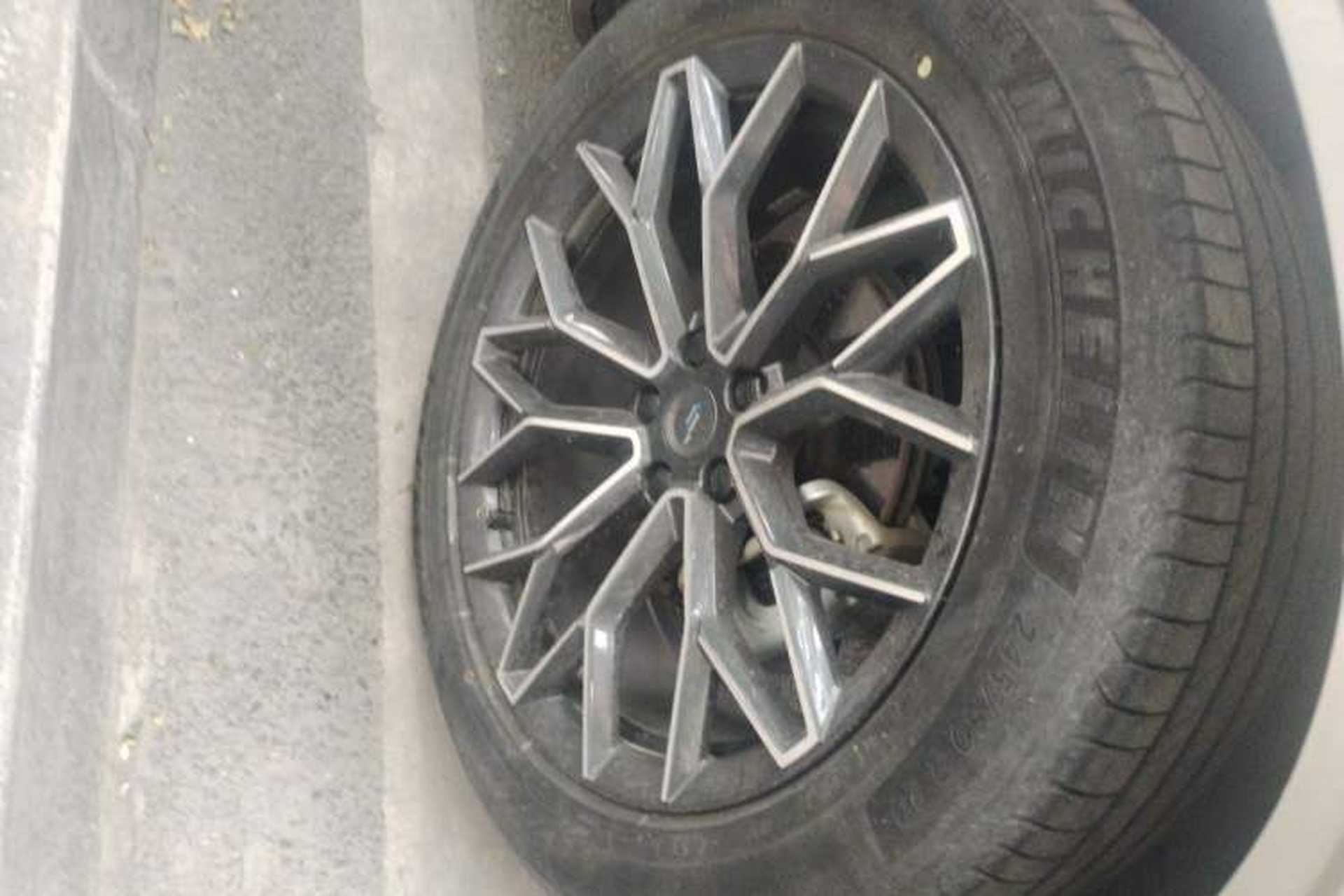 Used CHANGAN OSHAN Z6 2022 Blue Whale 1.5T DCT Smart Navigation Model Right Front Wheel Hub