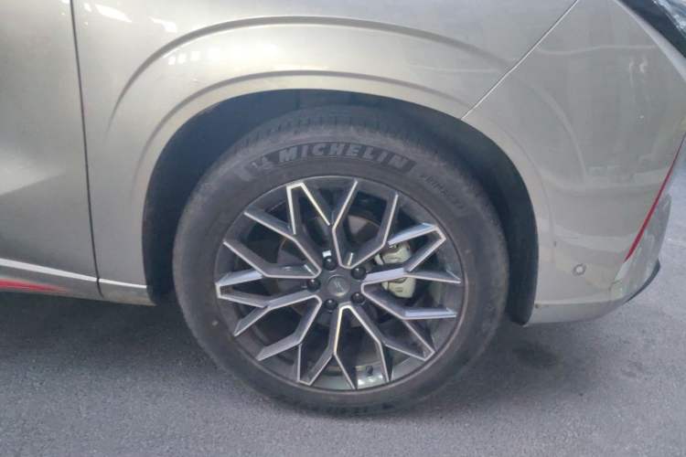 Used CHANGAN OSHAN Z6 2022 Blue Whale 1.5T DCT Smart Navigation Model Right Front Wheel Hub