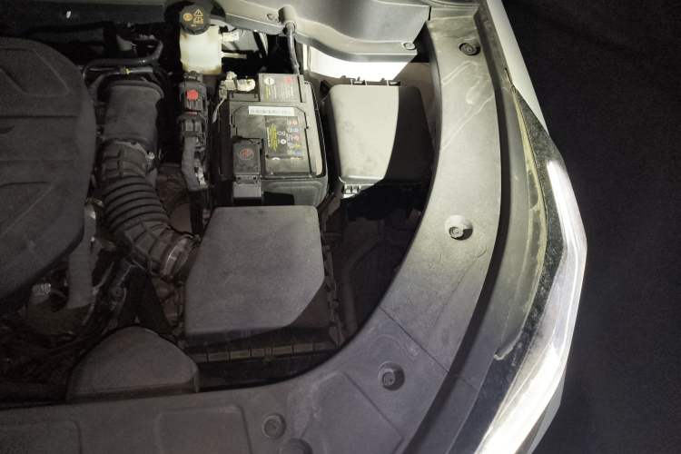 Used CHANGAN OSHAN Z6 2022 Blue Whale 1.5T DCT Luxury Model Engine Bay Left