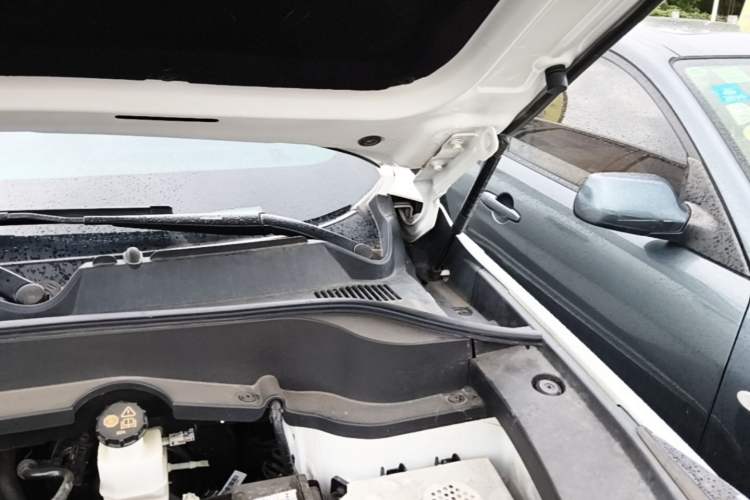 Used CHANGAN OSHAN Z6 2022 Blue Whale 1.5T DCT Smart Edition Engine Bay Left