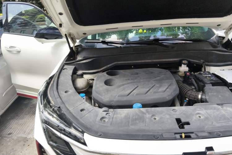 Used CHANGAN OSHAN Z6 2022 Blue Whale 1.5T DCT Luxury Model Engine Bay Right