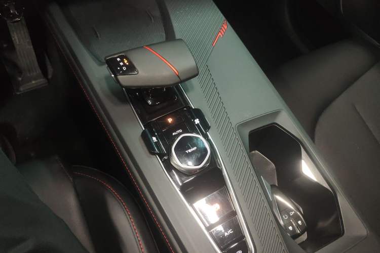 Used CHANGAN OSHAN Z6 2022 Blue Whale 1.5T DCT Smart Edition Gear Lever