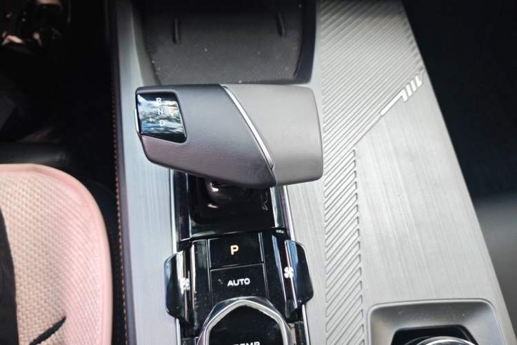 Used CHANGAN OSHAN Z6 2022 Blue Whale 1.5T DCT Smart Edition Urban Version Gear Lever