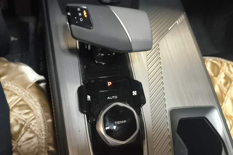 Used CHANGAN OSHAN Z6 2022 Blue Whale 1.5T DCT Luxury Model Gear Lever